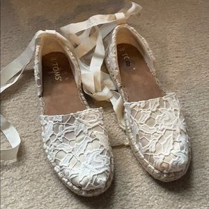 TOMS size 8 lace espadrilles NWOT